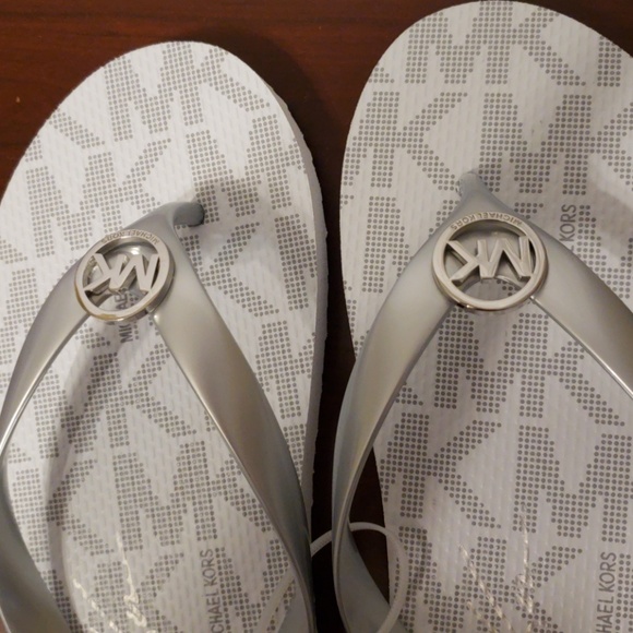 🎁SOLD OUT💟 NWOT MICHAEL KORS FLIP FLOPS - Picture 4 of 8